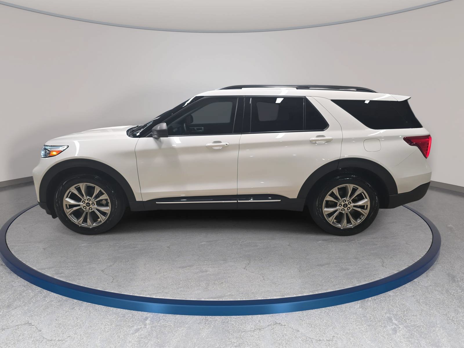 Used 2023 Ford Explorer XLT w/ Equipment Group 202A RWD image 8