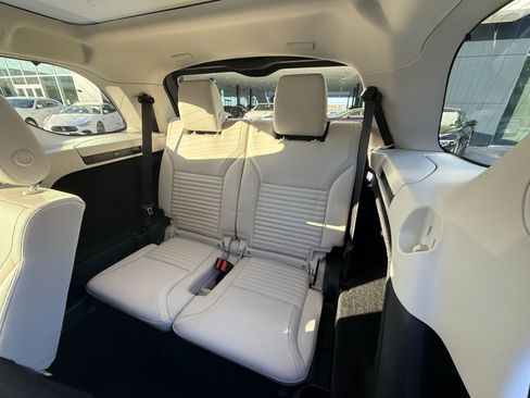 Used 2025 Land Rover Discovery S image 27