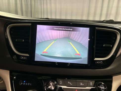 Used 2024 Chrysler Pacifica Touring-L image 18