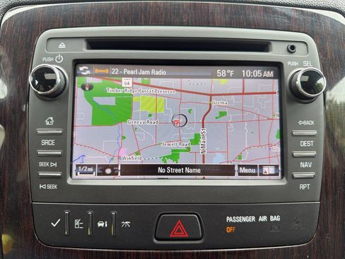 Used 2017 Chevrolet Traverse LT FWD image 17