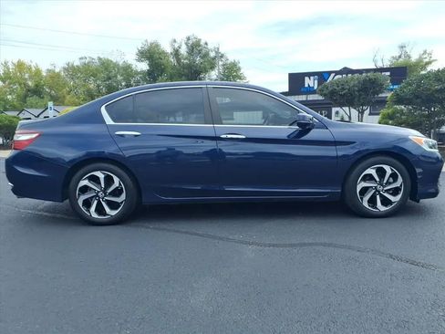 Used 2016 Honda Accord EX image 2