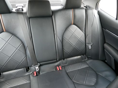 Used 2018 Toyota Camry XLE FWD image 14