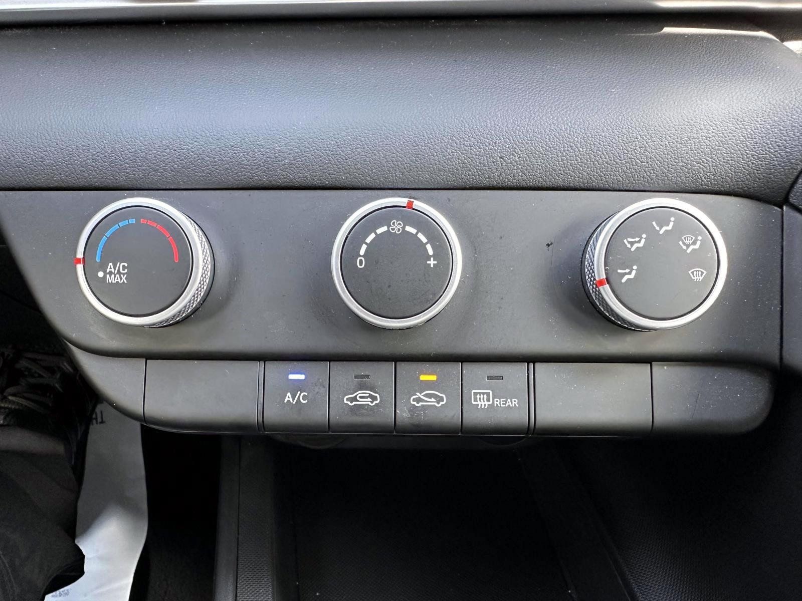 Used 2024 Hyundai Elantra SE FWD image 23