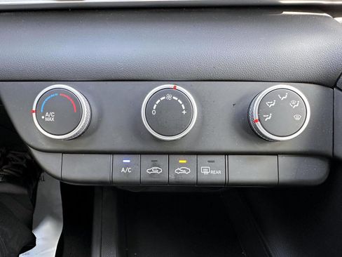 Used 2024 Hyundai Elantra SE FWD image 23