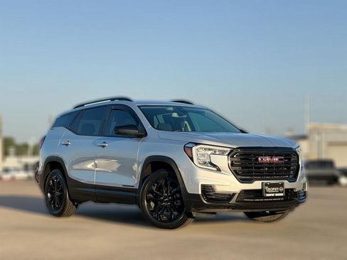Used 2022 GMC Terrain SLE w/ Driver Convenience Package FWD image 2