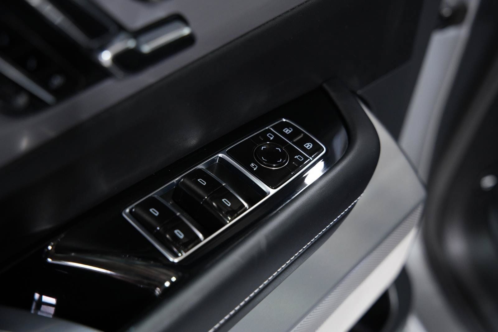 Used 2026 Cadillac Vistiq Platinum w/ LPO, Floor Liner Package AWD/4WD image 43