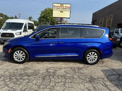 Used 2019 Chrysler Pacifica Touring-L FWD image 12