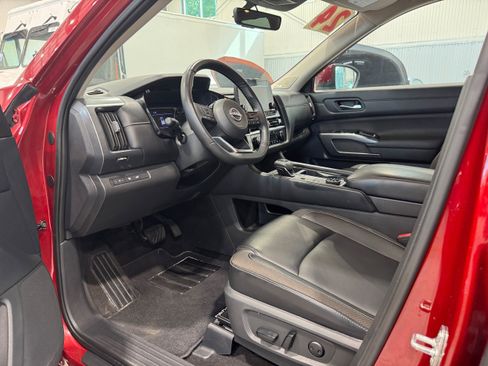 Used 2024 Nissan Pathfinder SL w/ SL Premium Package AWD/4WD image 16