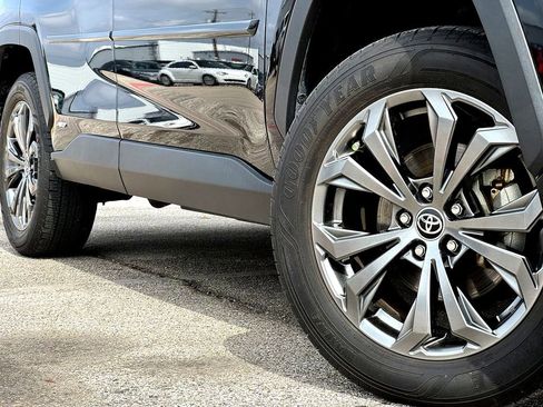 Used 2022 Toyota RAV4 XLE Premium image 2