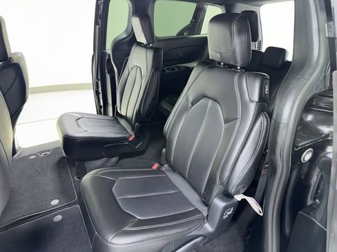 Used 2023 Chrysler Pacifica Touring-L w/ S Appearance Package image 26