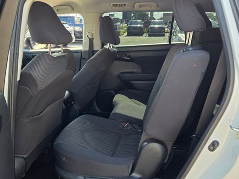 Used 2021 Toyota Highlander LE AWD/4WD image 6