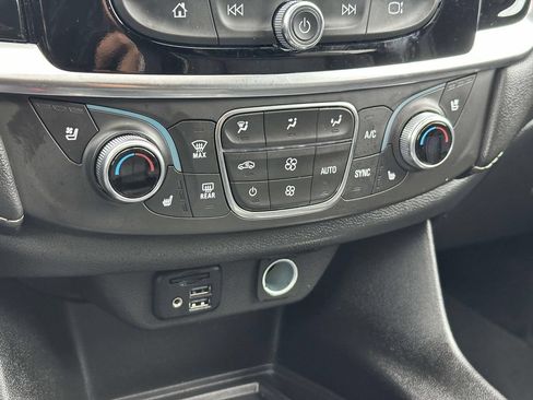 Used 2023 Chevrolet Traverse Premier AWD/4WD image 28