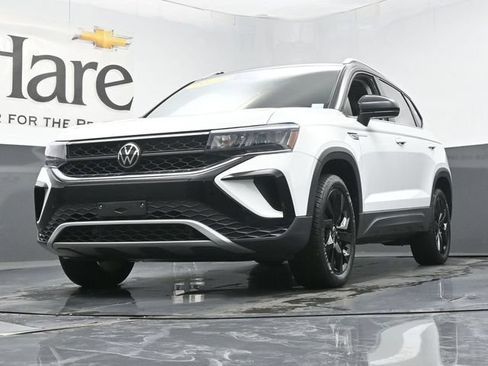 Used 2023 Volkswagen Taos SE w/ Panoramic Sunroof Package FWD image 4