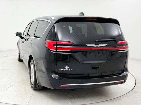 Used 2024 Chrysler Pacifica Touring-L image 4
