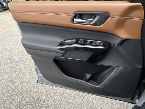 New 2026 Nissan Pathfinder Platinum w/ Accent Package FWD image 17