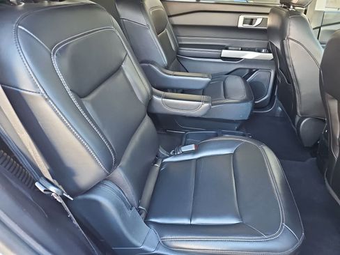 Used 2021 Ford Explorer XLT w/ Equipment Group 202A AWD/4WD image 17