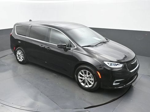Used 2026 Chrysler Pacifica Limited FWD image 30