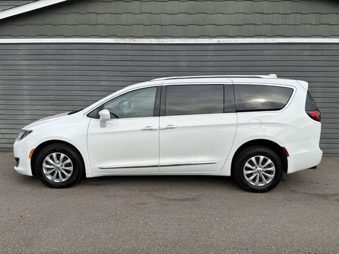 Used 2018 Chrysler Pacifica Touring-L FWD image 22
