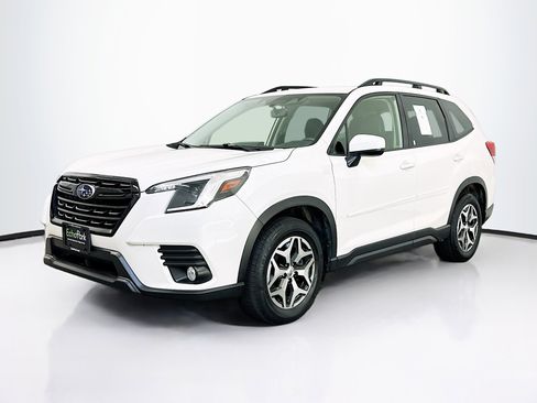 Used 2023 Subaru Forester Premium image 3