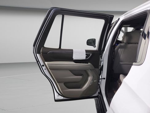 Used 2022 Chevrolet Tahoe LT w/ Luxury Package image 28