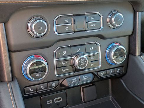 Used 2024 GMC Yukon XL AT4 w/ Technology Package AWD/4WD image 15
