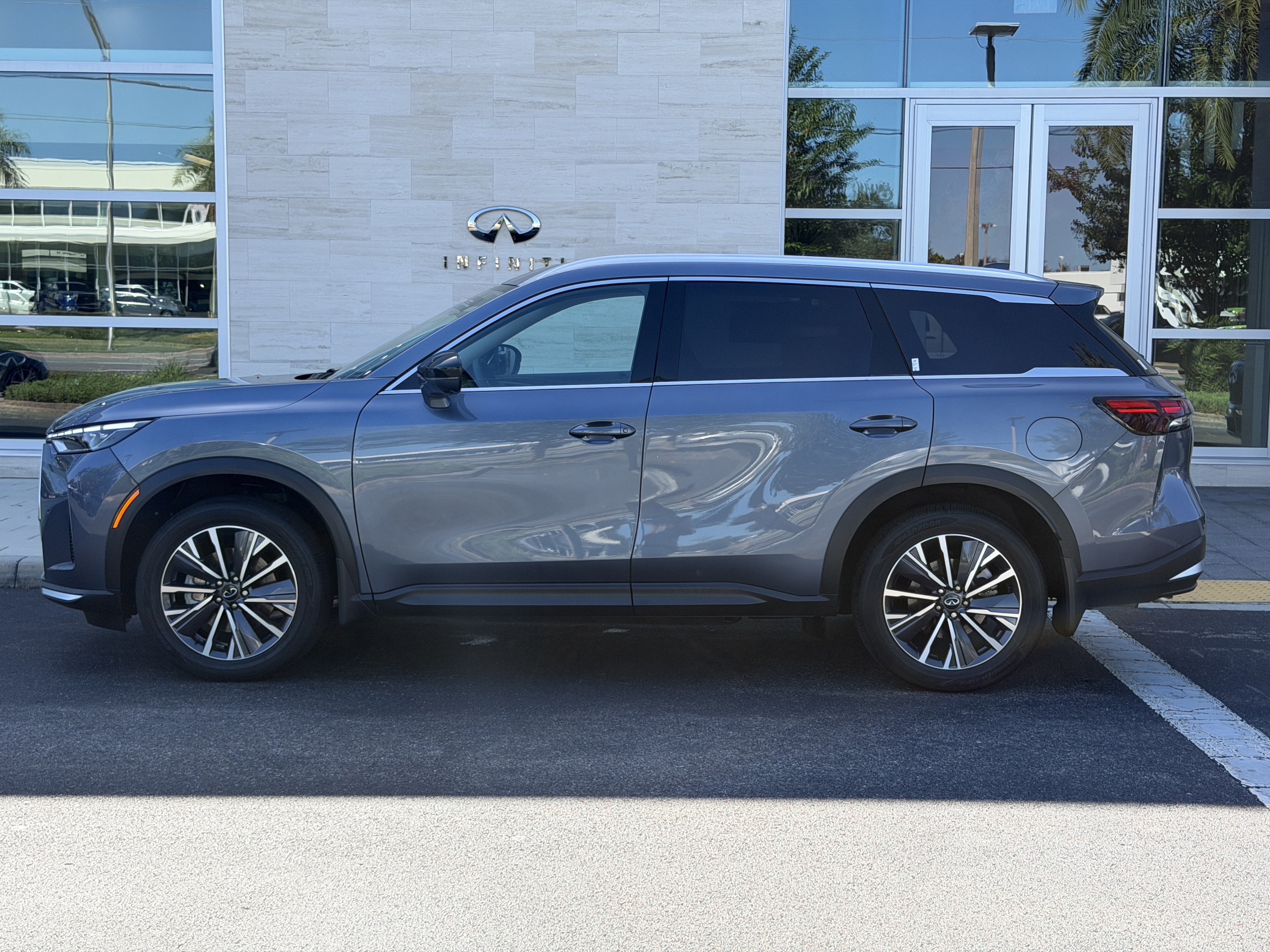 Certified 2027 INFINITI QX60 Luxe w/ Cargo Package FWD image 4