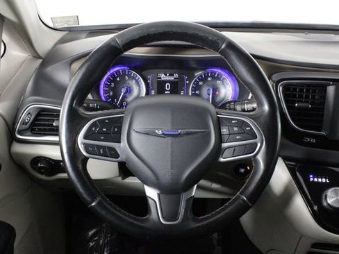 Used 2018 Chrysler Pacifica Touring-L image 27