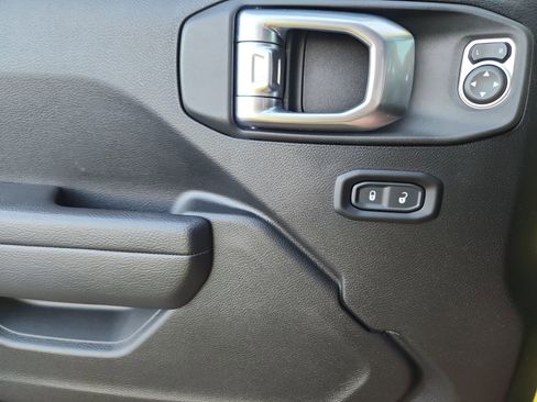 Used 2023 Jeep Gladiator Rubicon w/ Cold Weather Group image 14