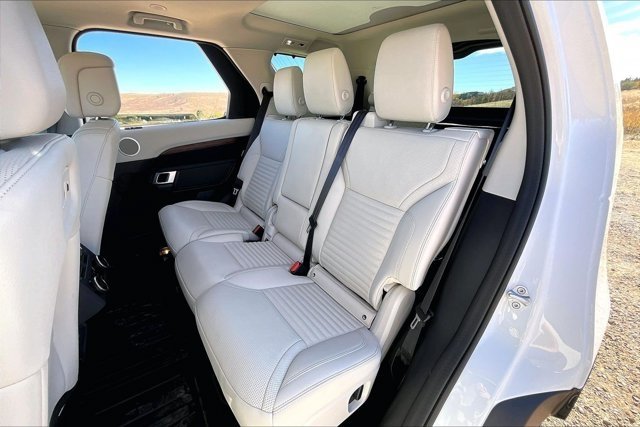 Used 2025 Land Rover Discovery Dynamic SE AWD/4WD image 22