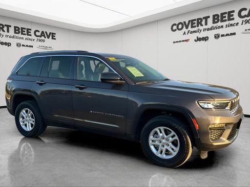 Used 2022 Jeep Grand Cherokee Laredo w/ Luxury Tech Group I image 12