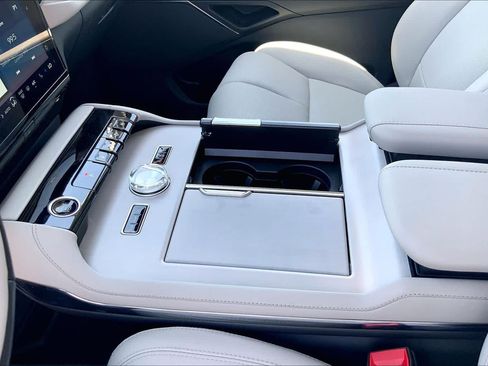 New 2026 Lincoln Navigator L Premier AWD/4WD image 7
