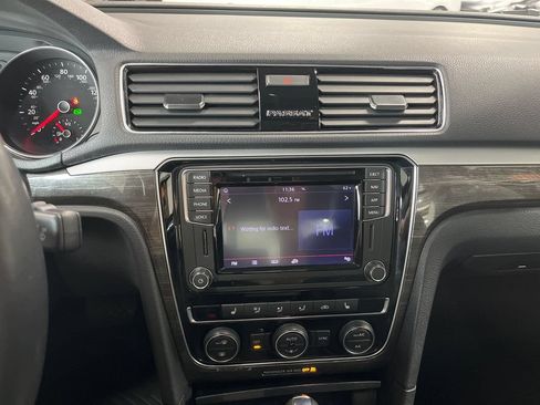 Used 2018 Volkswagen Passat 2.0T SE FWD image 34