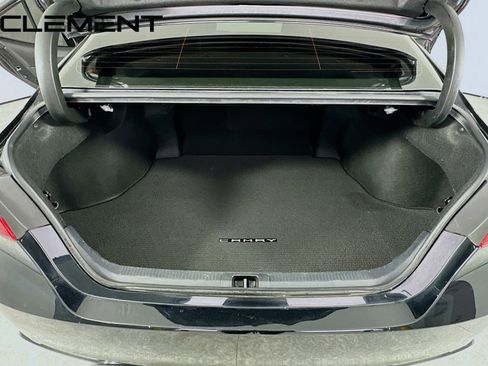 Used 2023 Toyota Camry SE image 9