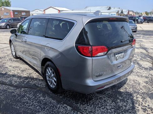 Used 2017 Chrysler Pacifica Touring FWD image 5