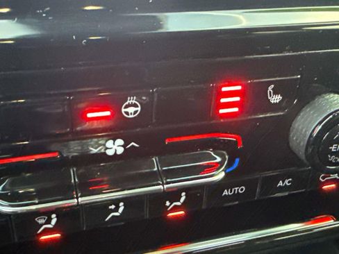 Used 2023 Jeep Grand Cherokee Limited w/ Black Appearance Package image 16