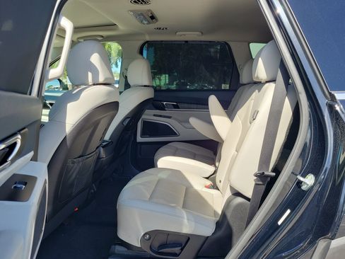 Used 2024 Kia Telluride EX w/ EX Captain's Chair Package FWD image 12