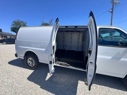 Used 2018 Chevrolet Express 2500 Extended RWD image 22