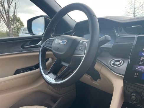 Used 2024 Jeep Grand Cherokee Limited image 30