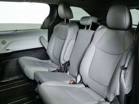 Used 2025 Toyota Sienna XLE w/ XLE Plus Package FWD image 16