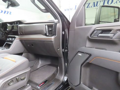 Used 2025 GMC Sierra 2500 AT4 image 30
