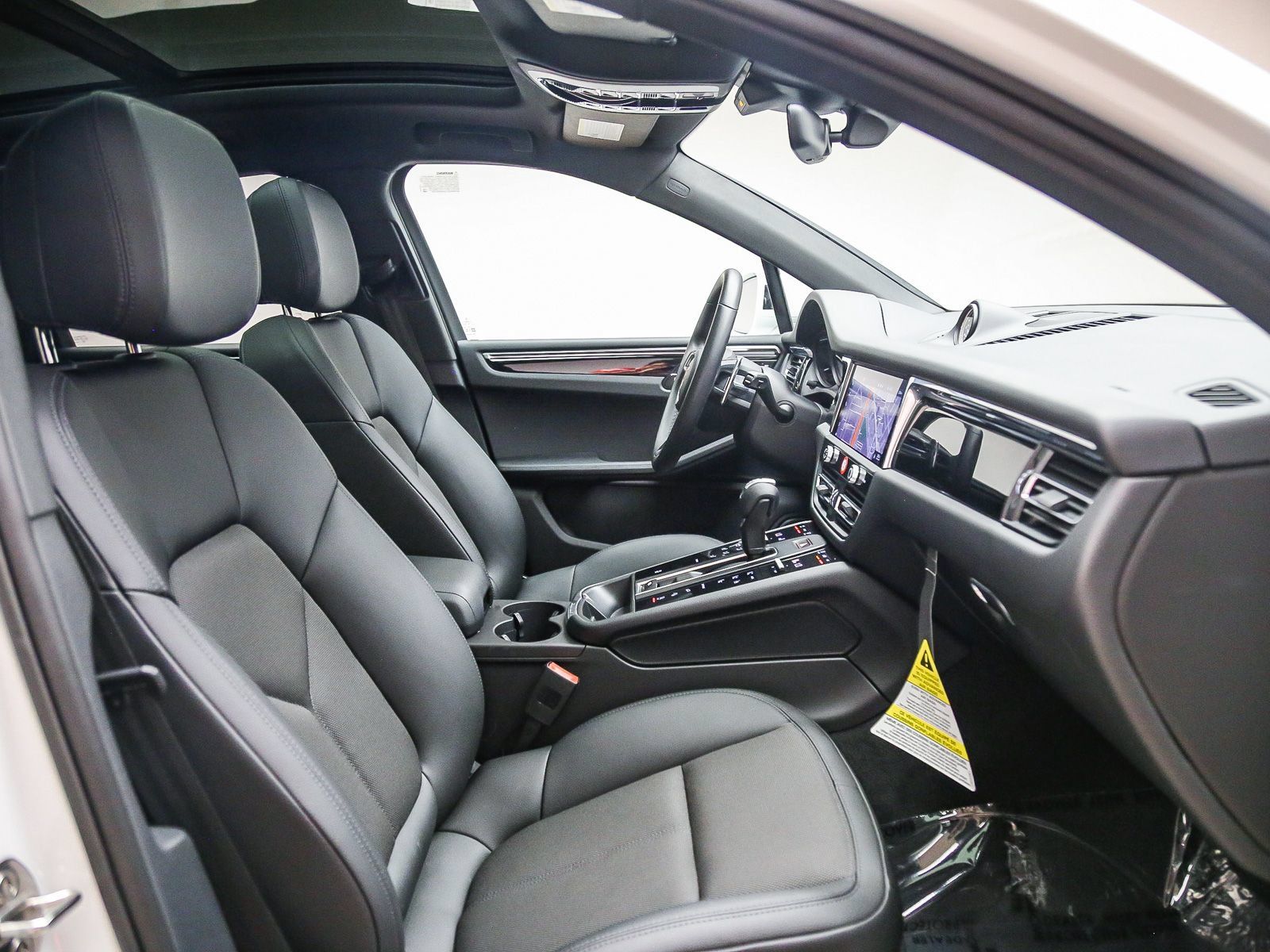 Certified 2025 Porsche Macan AWD/4WD image 22