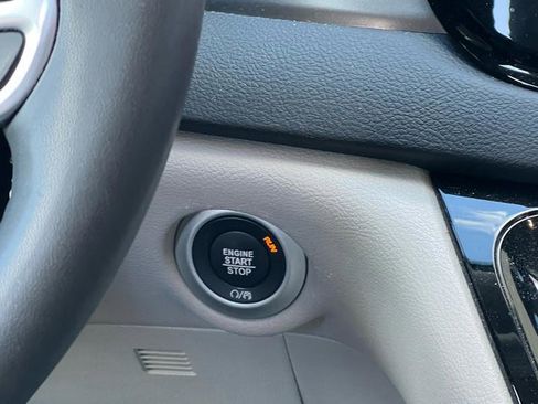 Used 2023 Chrysler Pacifica Touring-L image 14