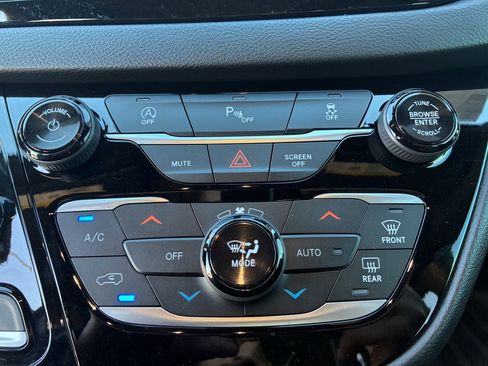 Used 2020 Chrysler Pacifica Touring-L Plus image 21