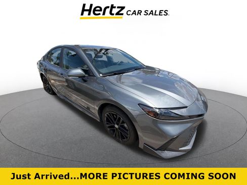 Used 2025 Toyota Camry SE FWD image 1