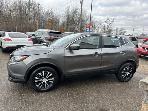 Used 2017 Nissan Rogue Sport S image 3