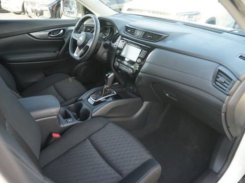 Used 2018 Nissan Rogue SV w/ Premium Package FWD image 17