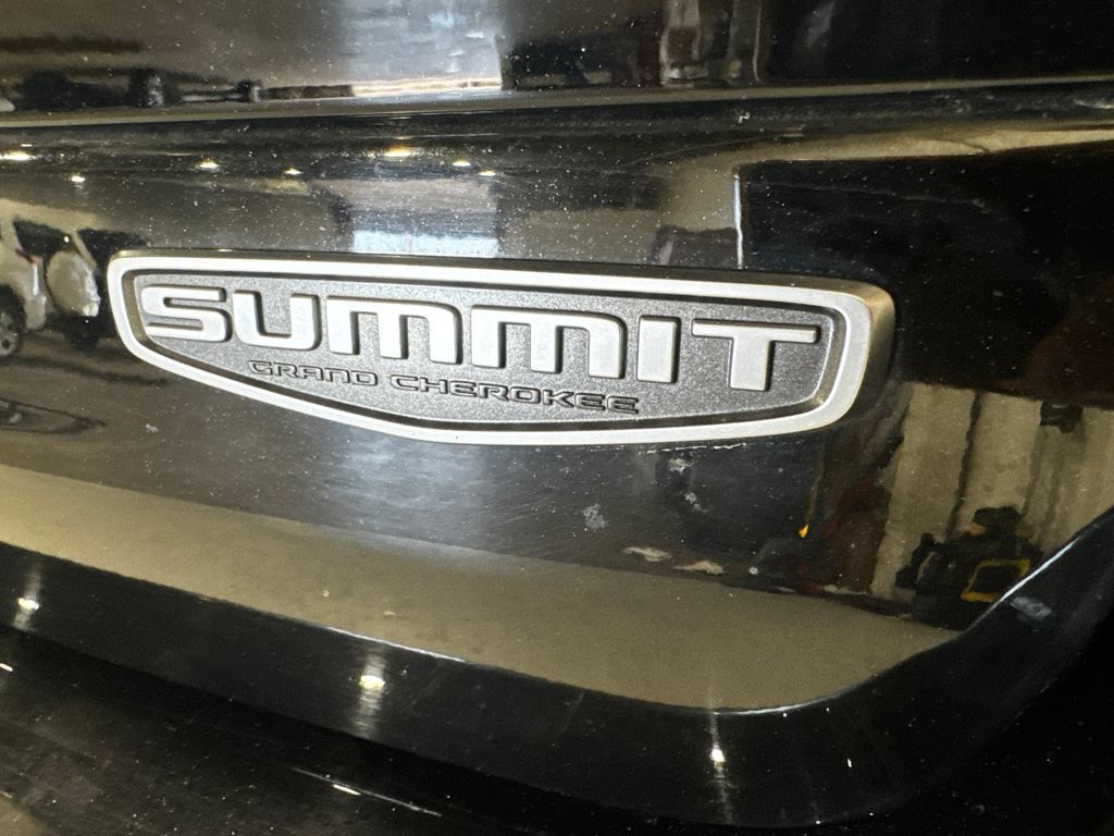 Used 2022 Jeep Grand Cherokee Summit w/ Luxury Tech Group V AWD/4WD image 35