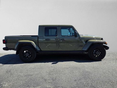 Used 2025 Jeep Gladiator Mojave AWD/4WD image 2