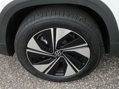 Used 2025 Volkswagen Taos SE w/ Panoramic Sunroof Package AWD/4WD image 15