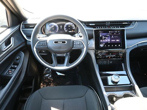 New 2025 Jeep Grand Cherokee L Laredo image 19